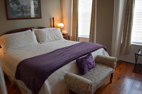 Sir Isaac Brock B&B Luxury Suites | Brockville Ontario